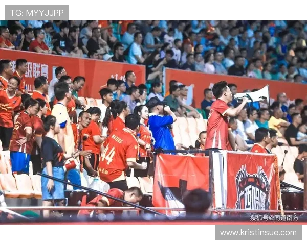 霍伊伦即将接受那不勒斯体检 大批球迷现场等候见证新篇章 霍伊伦即将接受那不勒斯体检 大批球迷现场等候见证新篇章